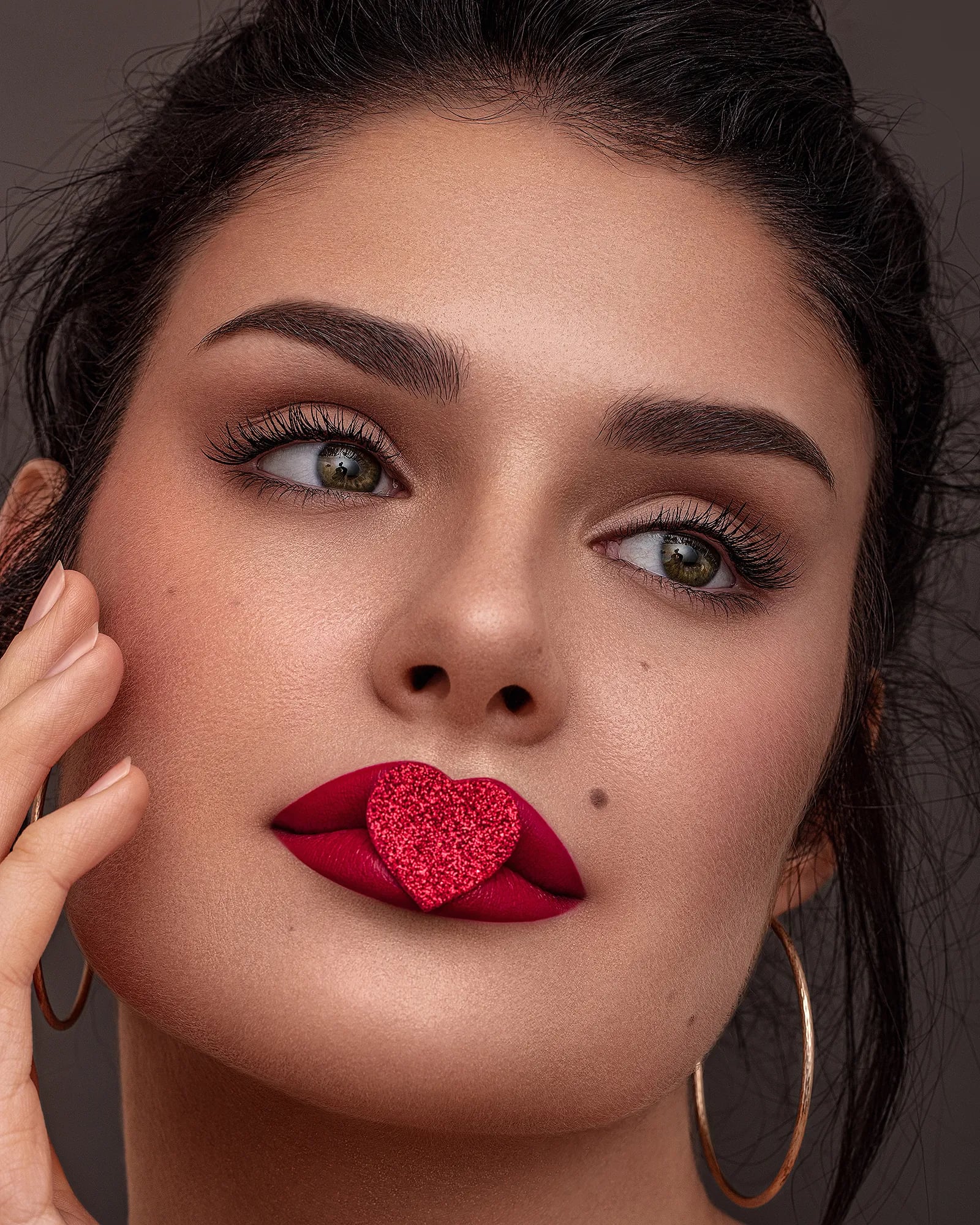 Braut mit elegantem Make-up und rotem Lippenstift